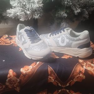 TRUE RELIGION  WOMEN'S GYM SHOES SILVER AND GREY SIZE 9